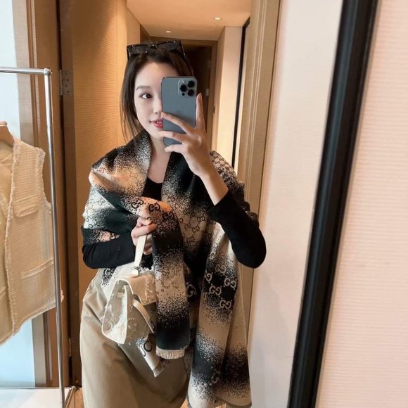 ๐โจAUTHENTICโจ๐Gucci scarf - Picture 1 of 4
